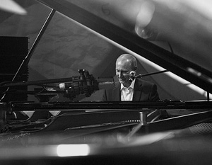 Путин сыграл на пианино на благотворительном концерте в Петербурге