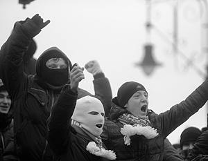 Медведев велел «паковать по полной программе» участников митингов в масках