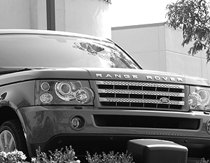 Милиционеры разыскивают темный Range Rover Sport