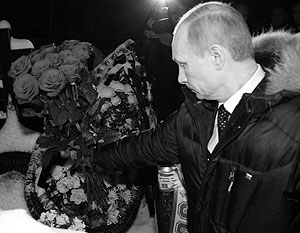 Путин возложил венок к могиле убитого болельщика