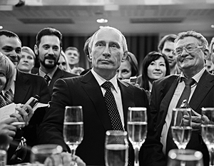 Владимир Путин задал неформальный тон беседе, предложив журналистам выпить шампанского 