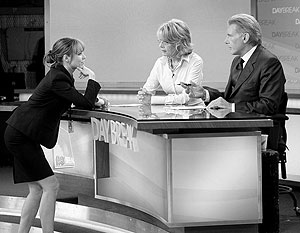 Герою Харрисона Форда пытаются объяснить, что телезрители политику не хавают