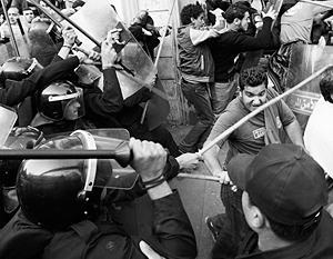 Полицейские разгоняют участников несанкционированного митинга против властей