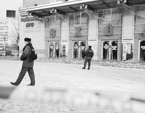 Сотрудники милиции у ТЦ «Горбушкин двор», откуда 27 января 2011 года были эвакуированы люди в связи с угрозой взрыва