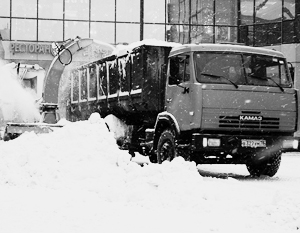 Уборку снега в Петербурге чаще обсуждают, чем осуществляют