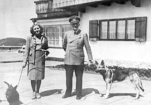 По мнению Абеля Басти, Адольф Гитлер и его жена Ева Браун после мая 1945 года долгие годы скрывались в Аргентине