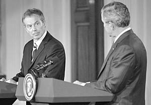 Общество хочет, чтобы британский премьер Тони Блэр размежевался с президентом США Джорджем Бушем 