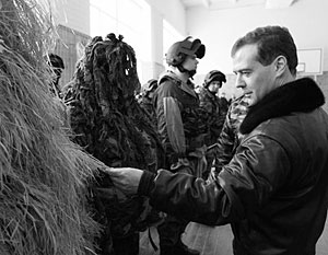 Медведев пообещал ввести надбавки к з/п снайперов и бойцов-высотников