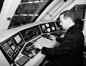 Во время визита Дмитрий Медведев попробовал себя в роли машиниста метрополитена