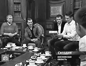 Медведев в Twitter пообещал спеть вместе с участниками Comedy Club