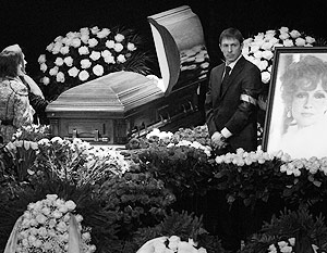 Гурченко похоронили с воинскими почестями