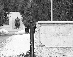 Провокационная надпись была на стенде, размещенном справа от входа на Военное кладбище. Сейчас он уже убран