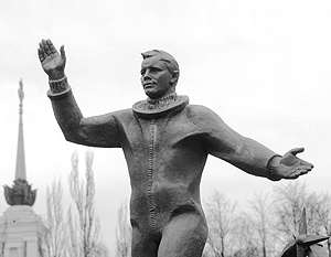 В Москве в районе ВДНХ установлен памятник Юрию Гагарину. Правда, он пробудет в российской столице всего несколько дней, здесь он транзитом – постоянным местом пребывания монумента станет Лондон