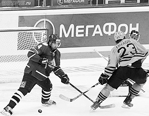 Защитник «Салавата» Кирилл Кольцов (слева) не пускает к воротам мытищинца Глухова в матче регулярного чемпионата КХЛ