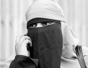 Некоторые женщины протестуют против запрета скрывать лицо