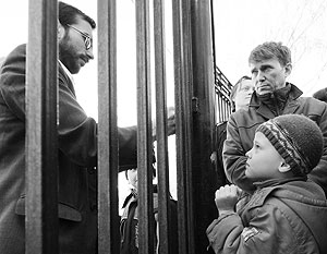 Апрель 2011 года. Родители дошкольников стоят в очереди у дверей одной из московских школ перед началом записи детей в первый класс