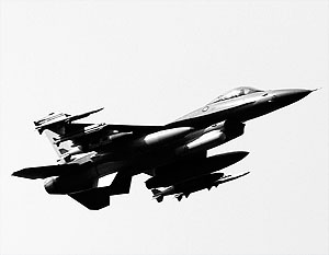 НАТО пожаловалось на нехватку самолетов для бомбардировки Ливии