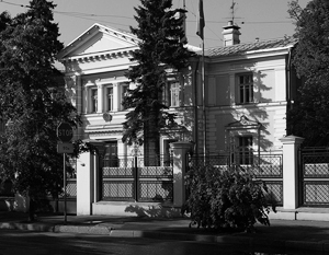 Милиционер застрелился у посольства Вьетнама в Москве