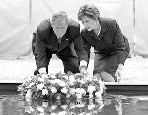 Возложив венок к мемориалу ВТЦ, Буш вновь пообещал бескомпромиссную борьбу с терроризмом