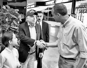 22 апреля, Бенгази. Джон Маккейн по-прежнему без страха ездит на войну