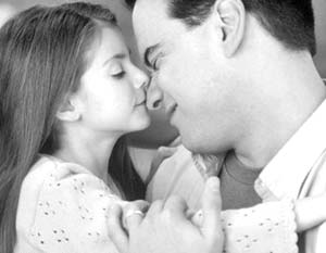 Феромоны, выделяемые отцами, могут отсрочить наступление половой зрелости у дочерей