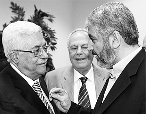 Лидеры движения ФАТХ и ХАМАС Махмуд Аббас (слева) и Халед Машааль договорились укрепить молодую палестинскую демократию