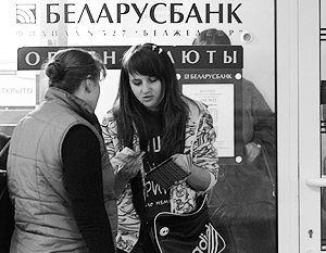 Нацбанк Белоруссии отпустил рубль, наличный курс в банках упал на 30%