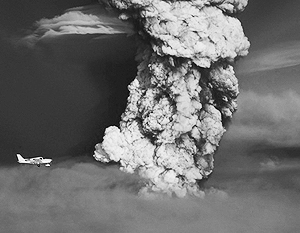 Ученый: Вулкан Гримсвотн выбрасывает больше пепла, чем Эйяфьятлайокудль