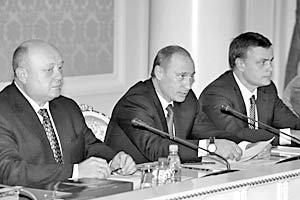 Премьер-министр РФ Михаил Фрадков, президент России Владимир Путин и помощник президента Александр Абрамов во время выездного заседания Госсовета РФ