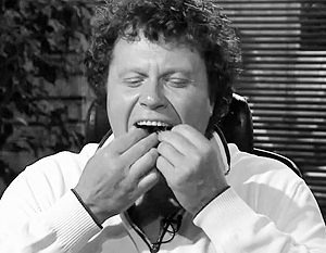 Полонский съел кусок галстука в эфире шоу Минаева