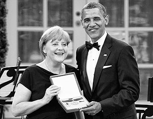 Обама вручил Меркель высшую награду США