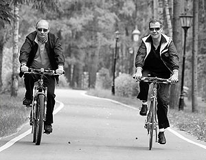 Путин и Медведев поиграли в бадминтон и покатались на велосипедах