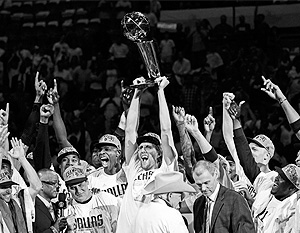 Команда Дирка Новицки стала лучшей в НБА