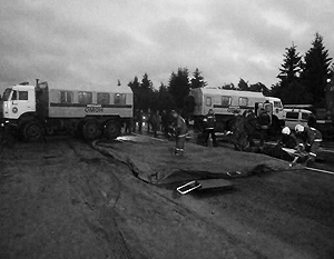При падении Ту-134 сбил двигавшийся по шоссе автомобиль