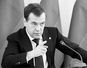 Медведев отправил Сердюкова во Владивосток «кончать с бардаком»