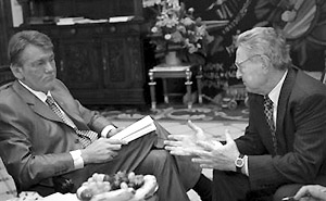 Джордж Сорос на встрече с украинским президентом Виктором Ющенко (фото AP).
