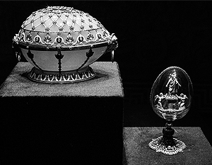 Яйцо Фаберже «Ренессанс» 1894 года (слева) и яйцо Фаберже «Воскресение» 1889 года (справа). Согласно одной из версий, последнее могло служить сюрпризом для яйца «Ренессанс». Оба яйца находятся в коллекции Вексельберга