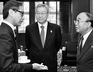 Ким Сон Хван (в центре) и Пак Ы Чун (справа) встретились впервые за три года. Слева – Марти Наталегава, министр иностранных дел Индонезии