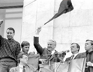 Сразу после победы над путчем Борис Ельцин узаконил флаг дореволюционной России в качестве нового государственного символа страны 