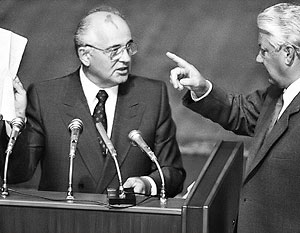 Победив ГКЧП, Борис Ельцин превратился в самого сильного политика в стране, отодвинув Горбачева на второй план