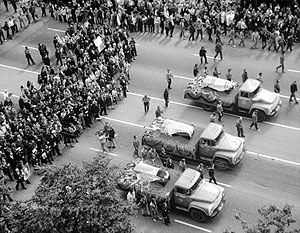 На похороны троих защитников Белого дома в 91-м году собрались тысячи людей 
