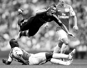 Футболист «Арсенала» Фримпонг (внизу) сбивает защитника «Ливерпуля» Келли и зарабатывает красную карточку
