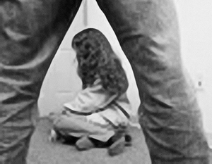 Австриец 40 лет насиловал двух дочерей