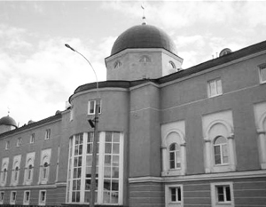 Мусульмане заполнили Соборную мечеть в Москве и прилегающие к ней улицы