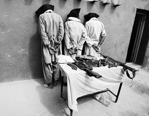Захваченных в Афганистане талибов (на фото) США, возможно, одалживали Муамару Каддафи – попытать