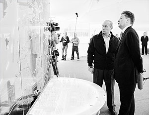 Владимир Путин и Алексей Миллер перед схемой «Северного потока»
