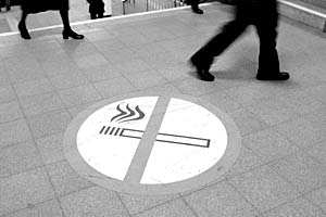 Франция объявила, что с февраля 2007 года курение будет запрещено во всех общественных местах на территории страны