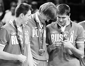 Андрей Кириленко (в центре) любуется бронзовой медалью чемпионата Европы