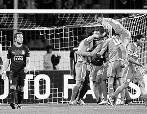 Игроки питерского клуба (справа) празднуют очередной гол в ворота португальцев