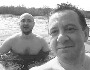 Лучший друг и работодатель Аркадия Бабченко (слева) Айдер Муждабаев пообещал отныне именовать его не иначе как «Бубликов»